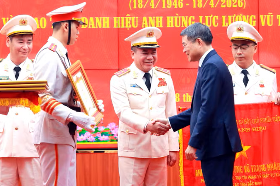 Trung tướng Nguyễn Thanh Tùng đón nhận danh hiệu Anh hùng Lực lượng vũ trang nhân dân