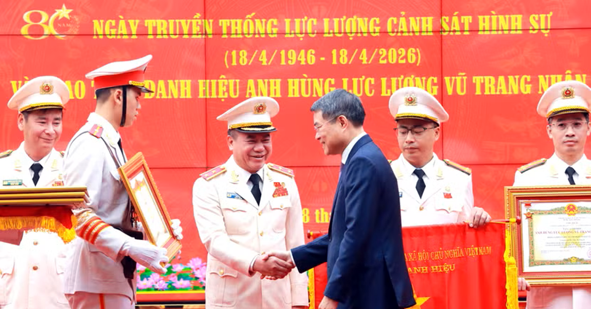 Trung tướng Nguyễn Thanh Tùng đón nhận danh hiệu Anh hùng Lực lượng vũ trang nhân dân