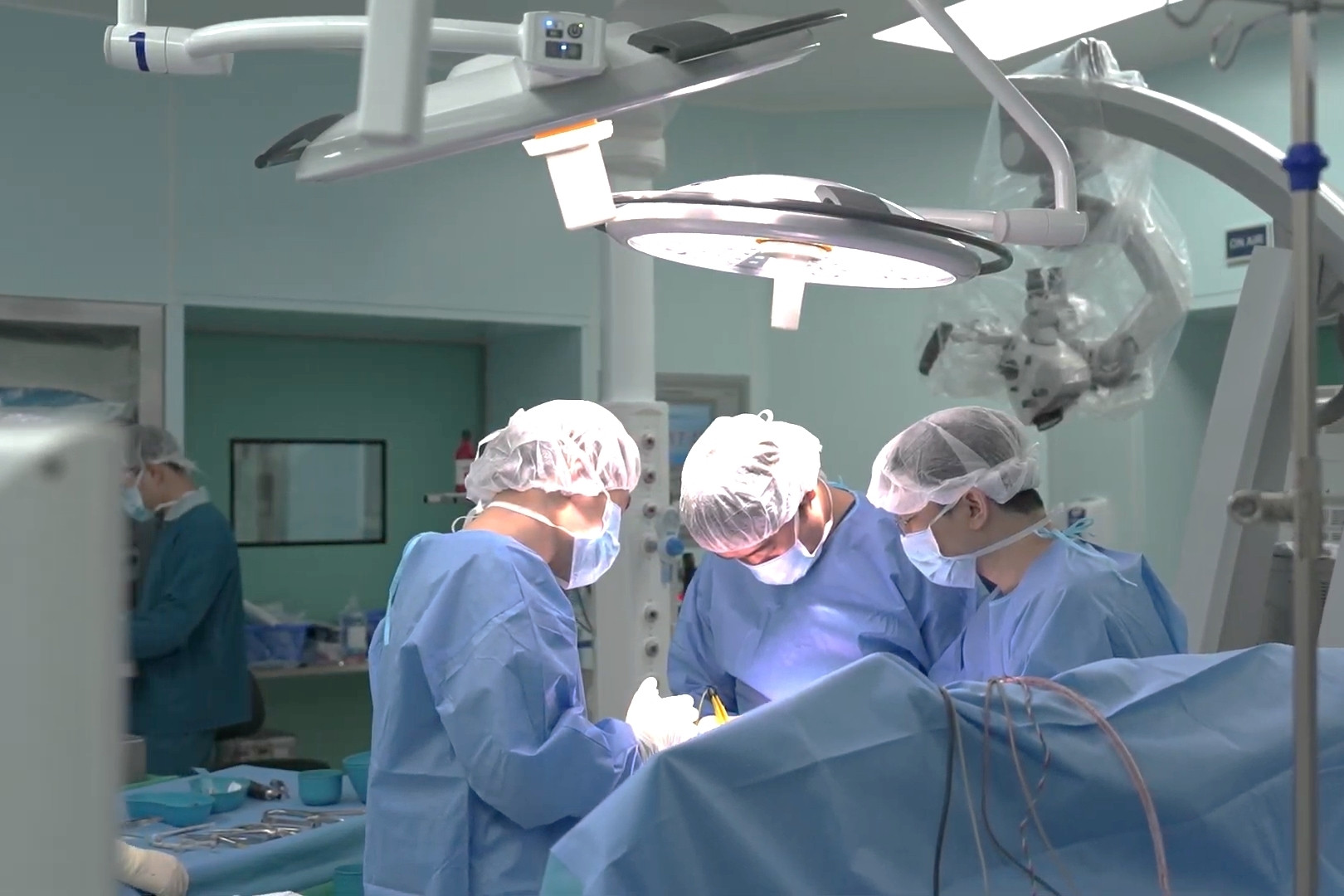 Vinmec kích hoạt quy trình tối khẩn trong đêm, cứu bé 12 tuổi xuất huyết não