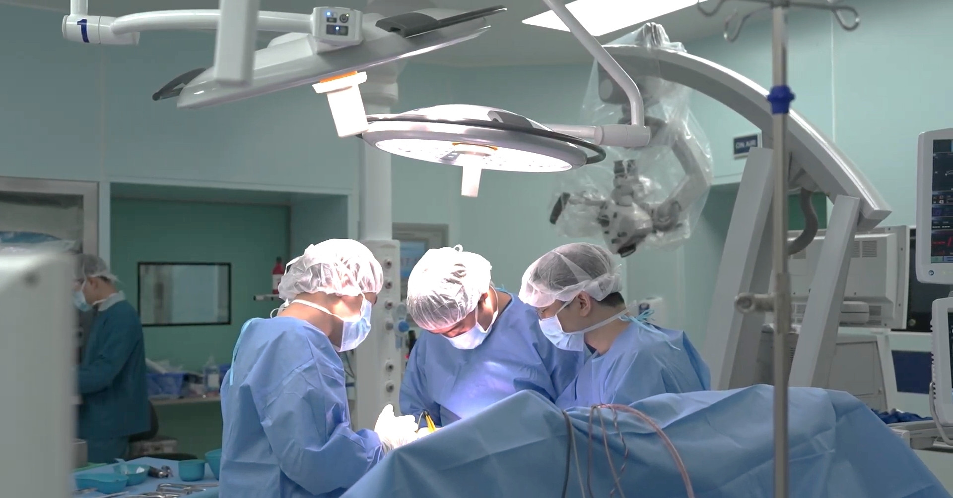 Vinmec kích hoạt quy trình tối khẩn trong đêm, cứu bé 12 tuổi xuất huyết não