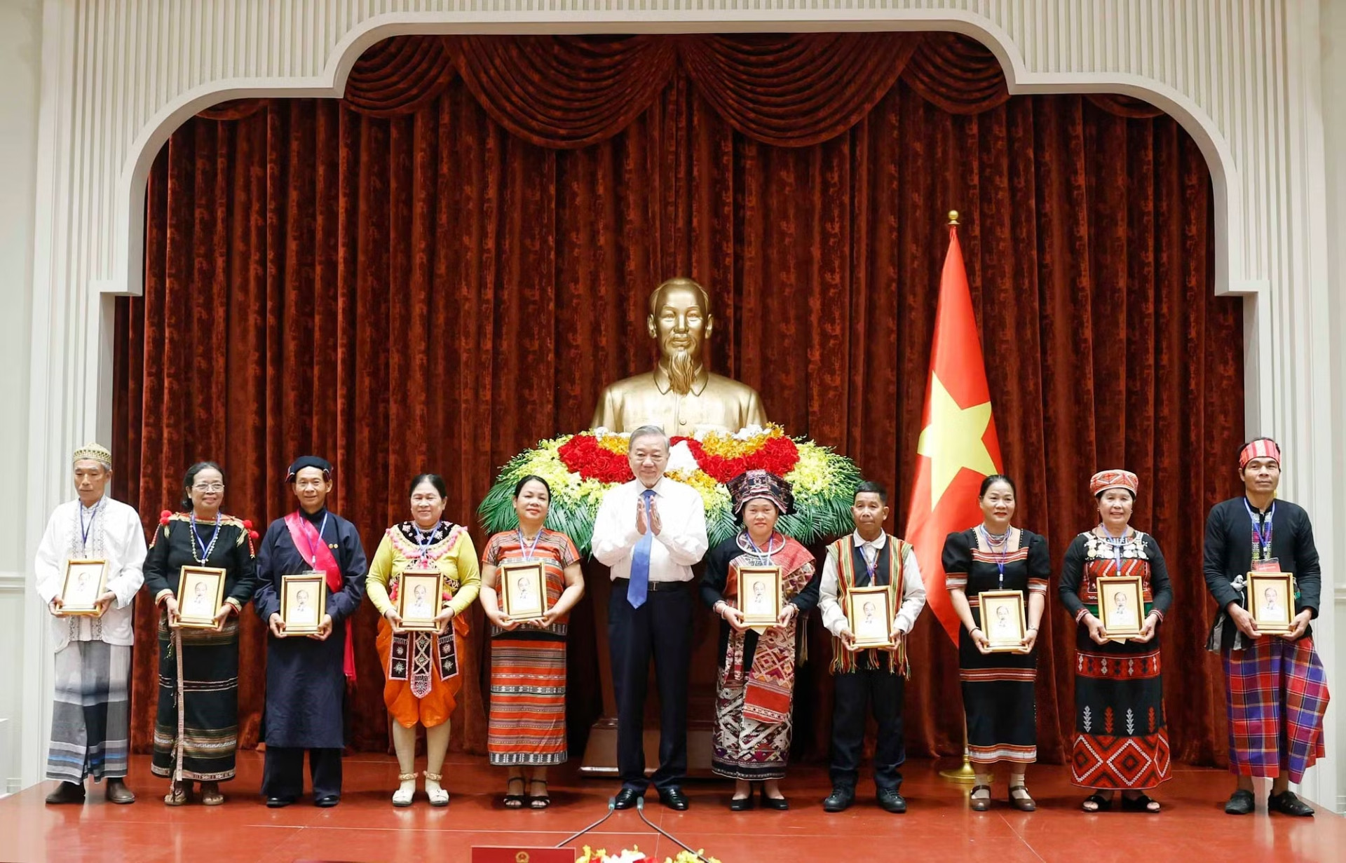 vna potal tong bi thu chu tich nuoc tiep cac gia lang truong ban nghe nhan nguoi co uy tin tieu bieu toan quoc 8709697.jpg