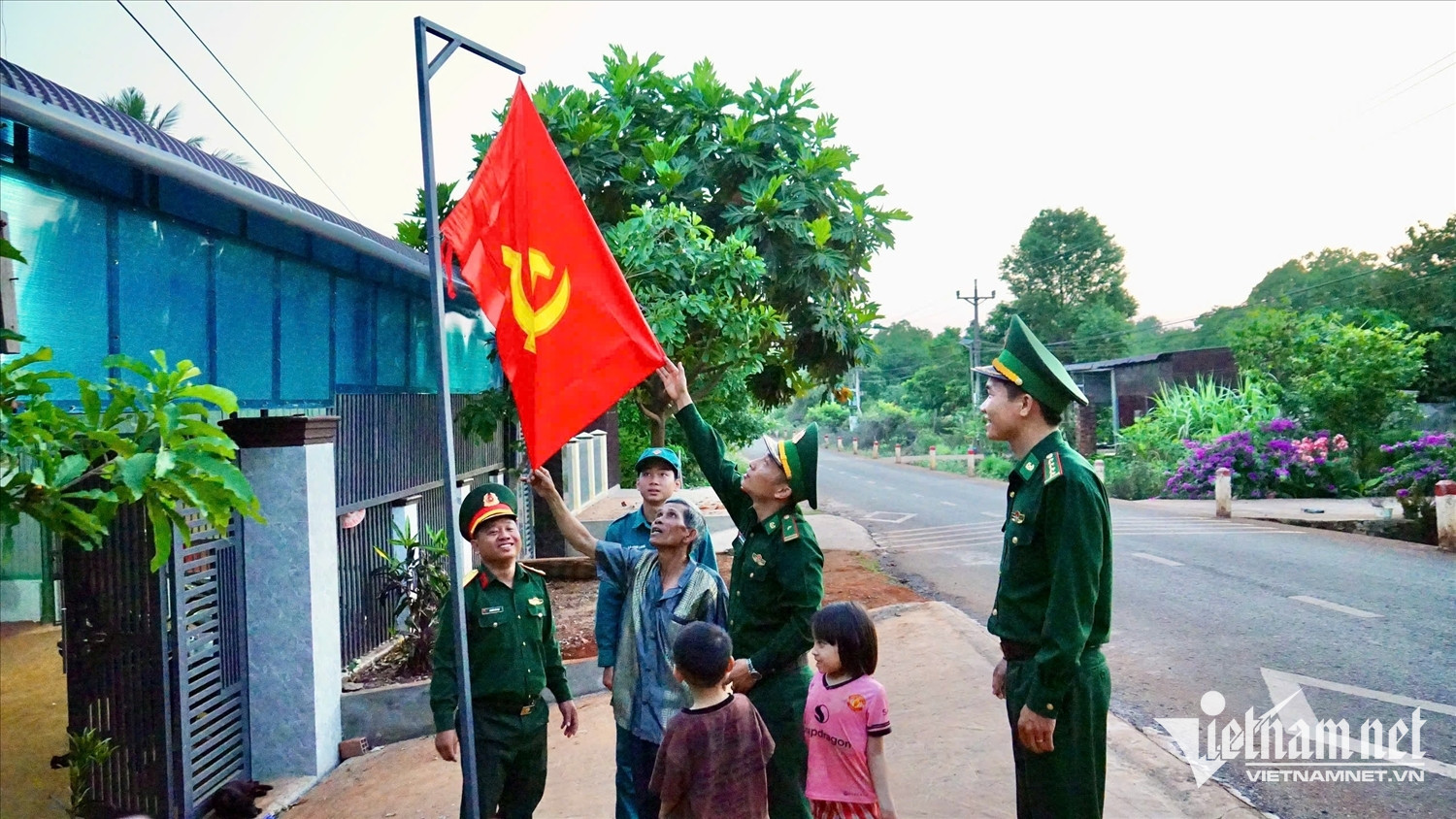 W-Đồng bào các dân tộc Tây Nguyên đoàn kết, vững tin dưới lá cờ Đảng và Bác Hồ. Ảnh: Ngọc Thu.jpg