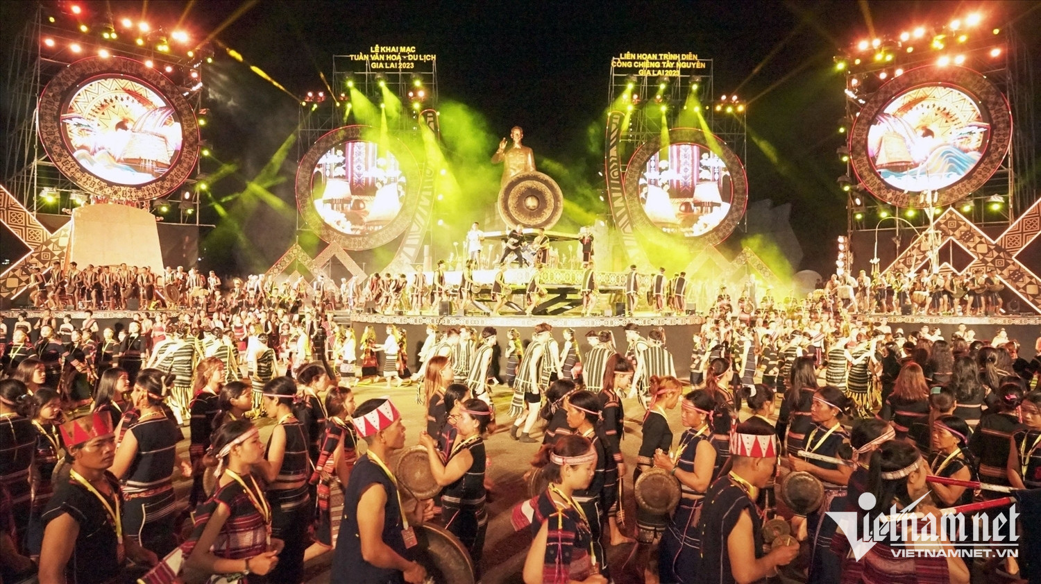 W-Đồng bào trình diễn cồng chiêng dưới chân Tượng đài Bác Hồ với các dân tộc Tây Nguyên tại Quảng trường Đại Đoàn Kết. Ảnh: Ngọc Thu
.jpg