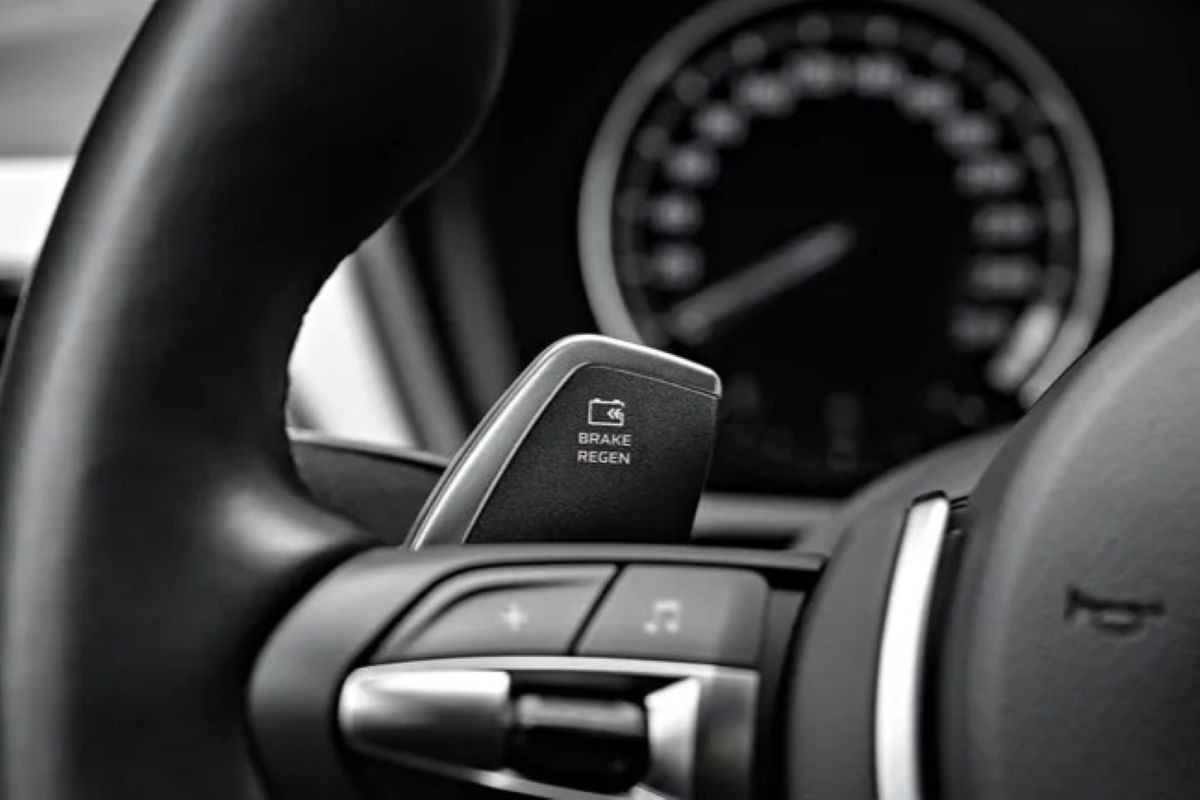 xe dien phanh tai tao nang luong.jpg