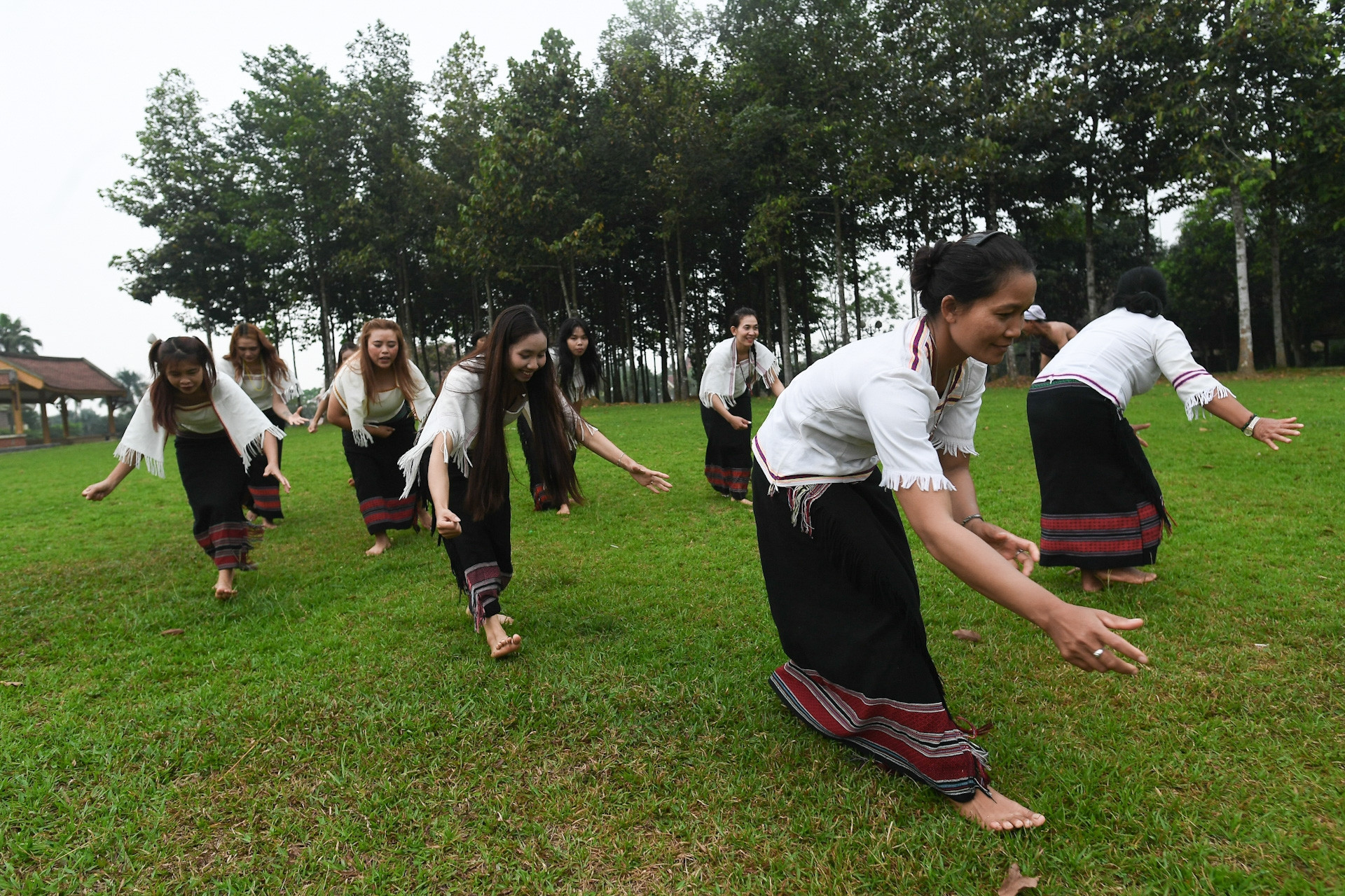 Xem người Tày, Khmer, Chu Ru... làm lễ son tràng, cúng trăng giữa lòng Hà Nội