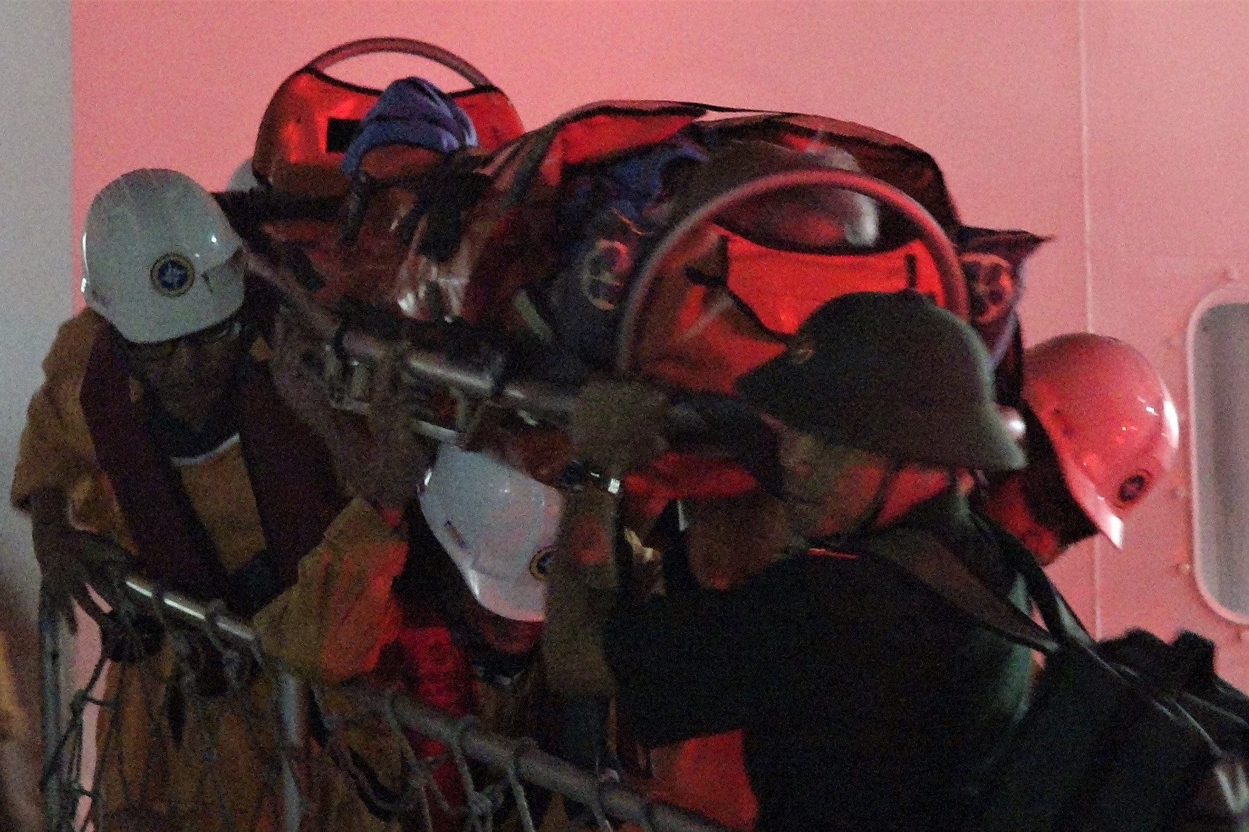 Xuyên đêm ứng cứu ngư dân đột quỵ, hôn mê trên vùng biển Hoàng Sa