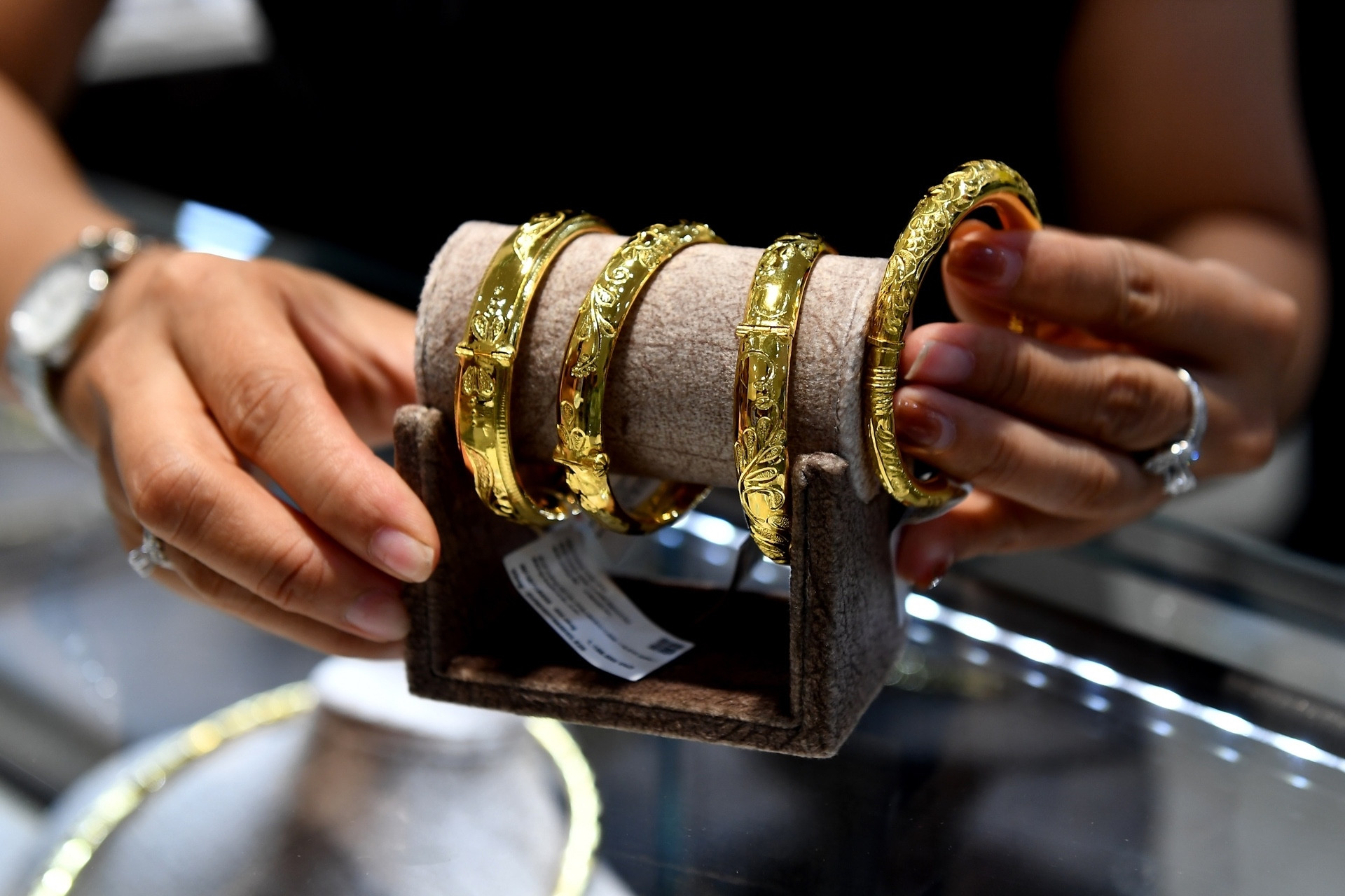 Giá vàng hôm nay 20/4/2026 hồi phục nhanh sau cú lao dốc, SJC hạ 700 nghìn/lượng