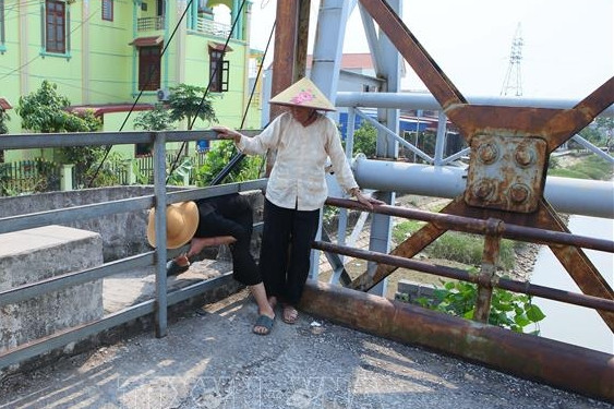 Bản tin sáng 19/4: Cầu ở Ninh Bình bị cấm lưu thông, dân vẫn liều mình trèo qua