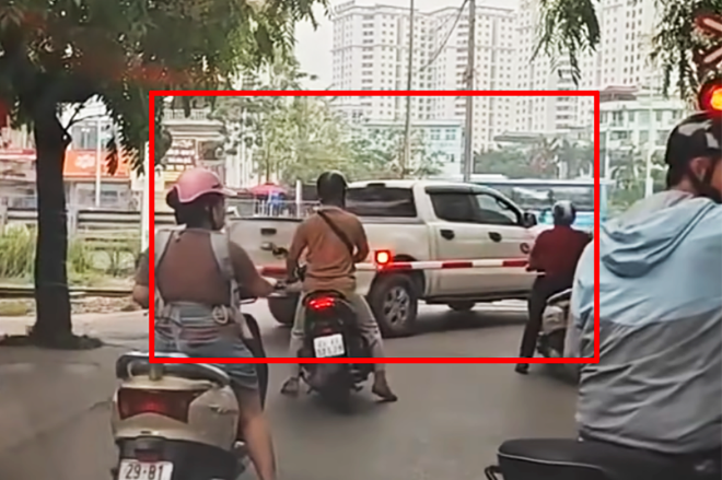 Clip 'thót tim' xe bán tải bất chấp lao qua gác chắn tàu ở Hà Nội