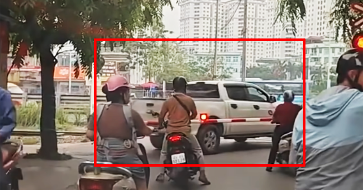 Clip &amp;apos;thót tim&amp;apos; xe bán tải bất chấp lao qua gác chắn tàu ở Hà Nội