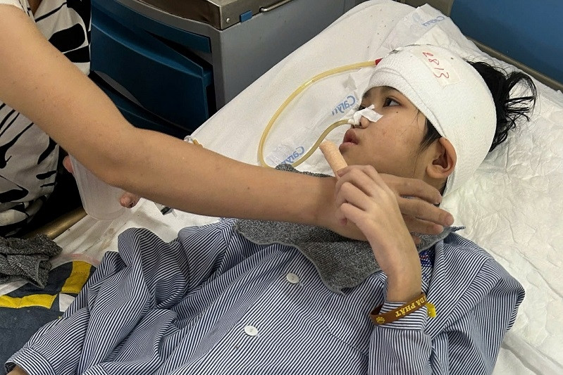 Bé gái 11 tuổi ung thư não: Mẹ ơi, con đau!