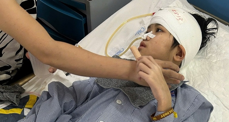 Bé gái 11 tuổi mắc ung thư não: 'Mẹ ơi, con đau quá'