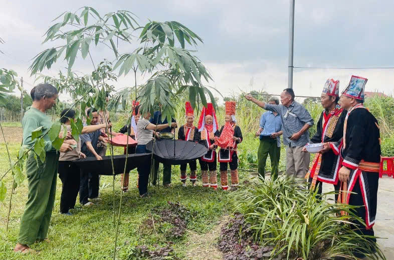 Các nghệ nhân thực hiện đầy đủ các bước của nghi lễ mở cửa rừng