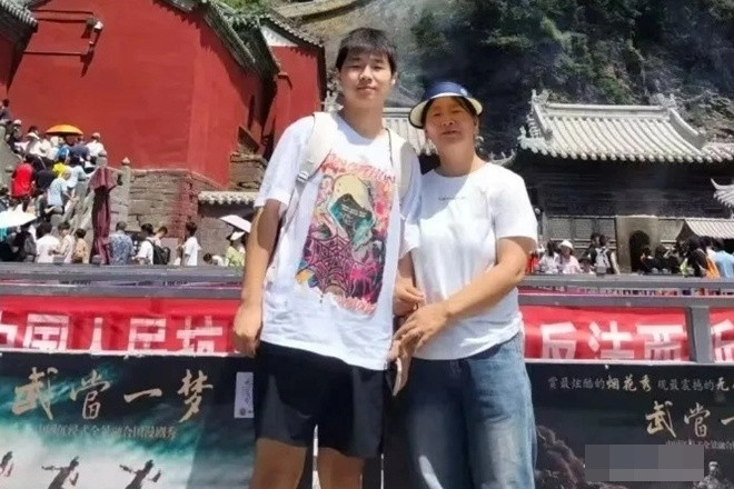 Con trai 16 tuổi hiến tế bào gốc cứu mẹ, cha rưng rưng nước mắt đứng chờ