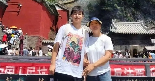 Cậu bé 16 tuổi hiến tế bào gốc cứu mẹ, cha rưng rưng nước mắt: 'Đừng chờ'