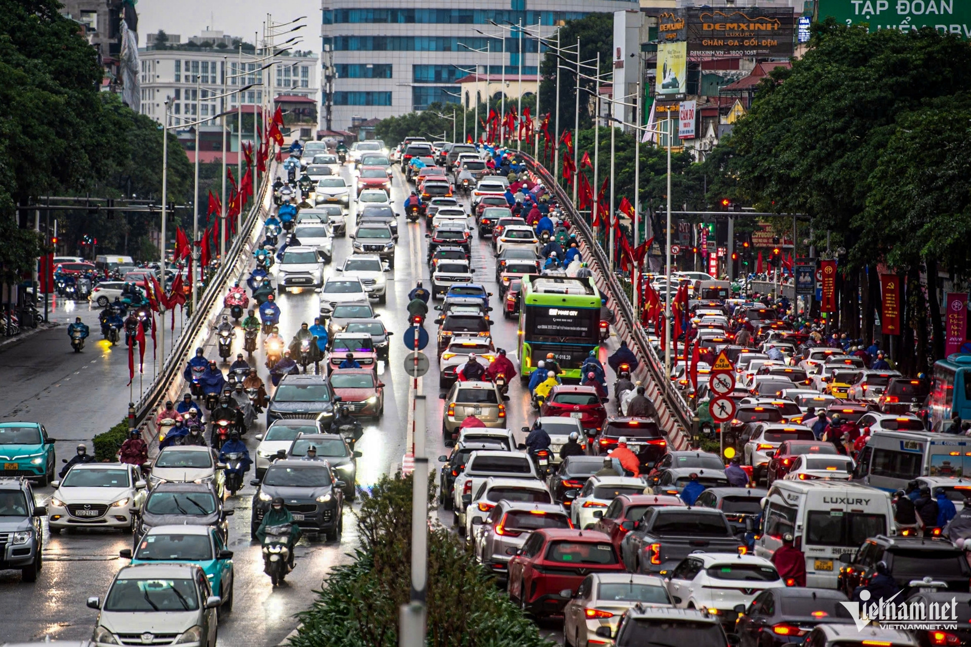 Cử tri Hà Nội kiến nghị hạn chế phương tiện cá nhân vào một số khu vực trung tâm