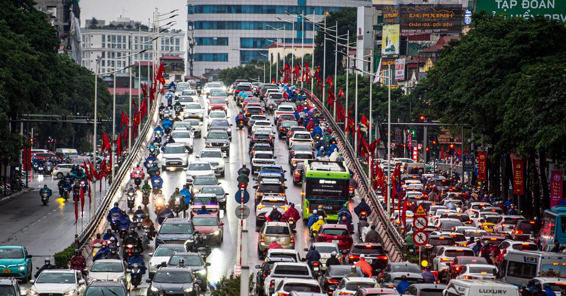 Cử tri Hà Nội kiến nghị hạn chế phương tiện cá nhân vào khu vực trung tâm