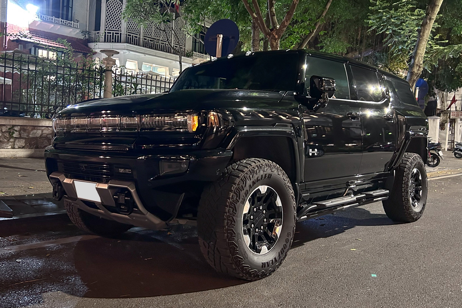 Đại gia Hà Nội mua siêu SUV điện GMC Hummer độc nhất Việt Nam, mạnh như siêu xe
