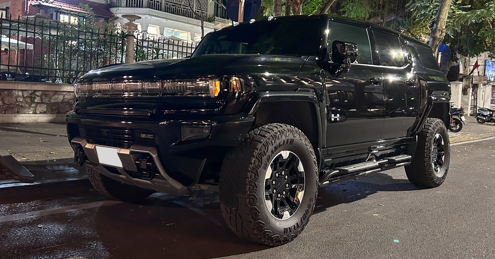 Đại gia Hà Nội chi 5 tỷ đồng nhập khẩu GMC Hummer EV từ Lào