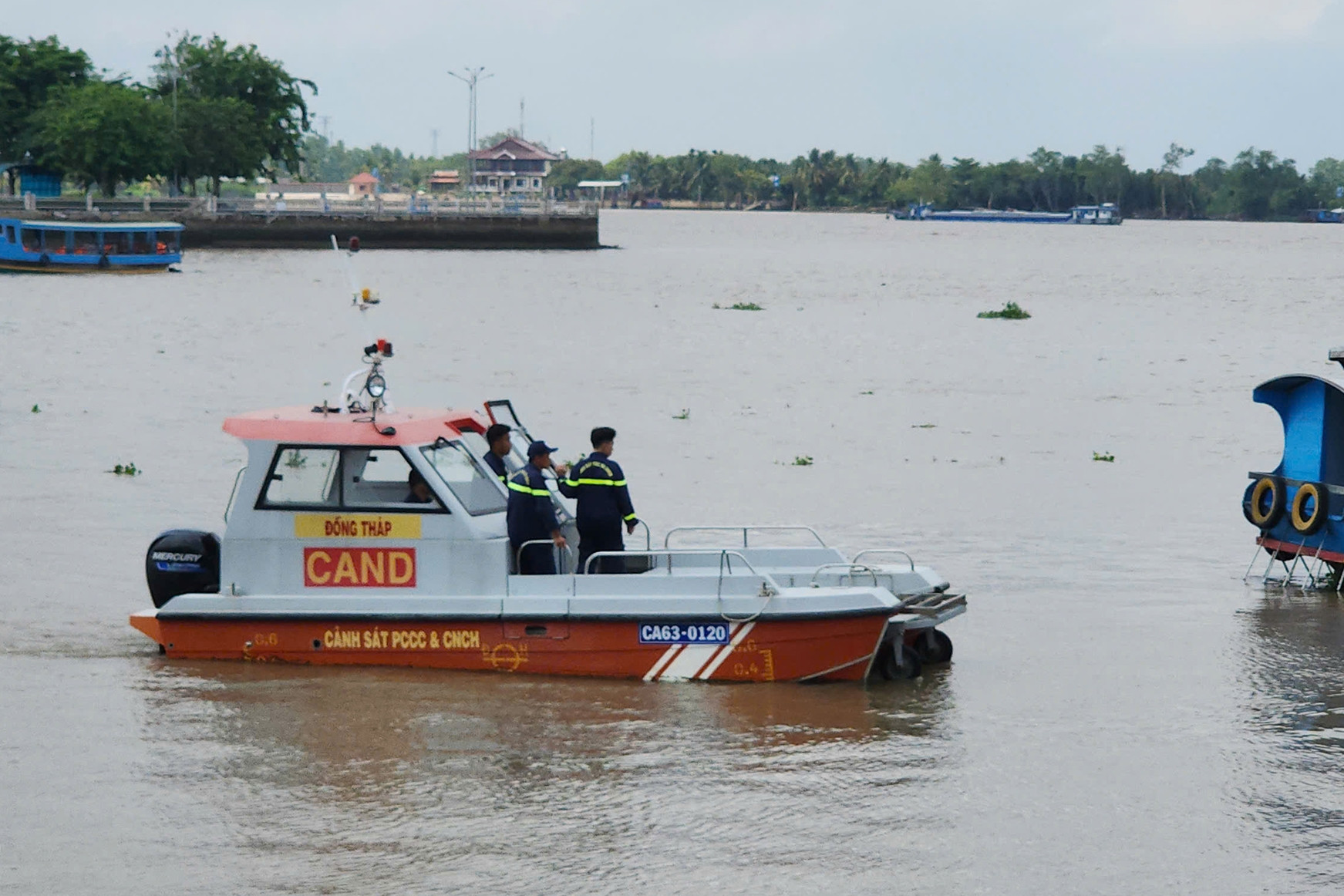 Hai người đàn ông rơi xuống sông mất tích sau tiệc sinh nhật trên tàu du lịch
