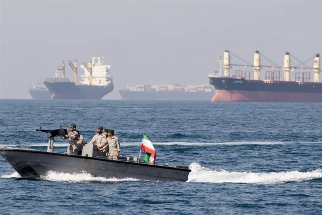 Iran suýt nổ súng vào tàu quét thủy lôi của Mỹ ở eo biển Hormuz