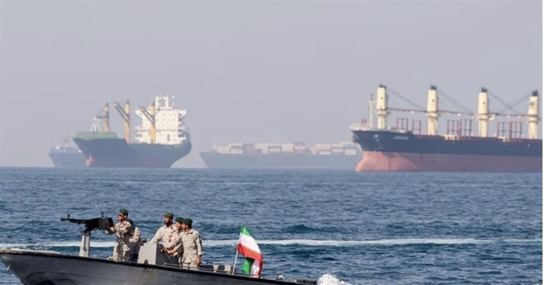 Iran suýt nổ súng vào tàu quét thủy lôi của Mỹ ở eo biển Hormuz