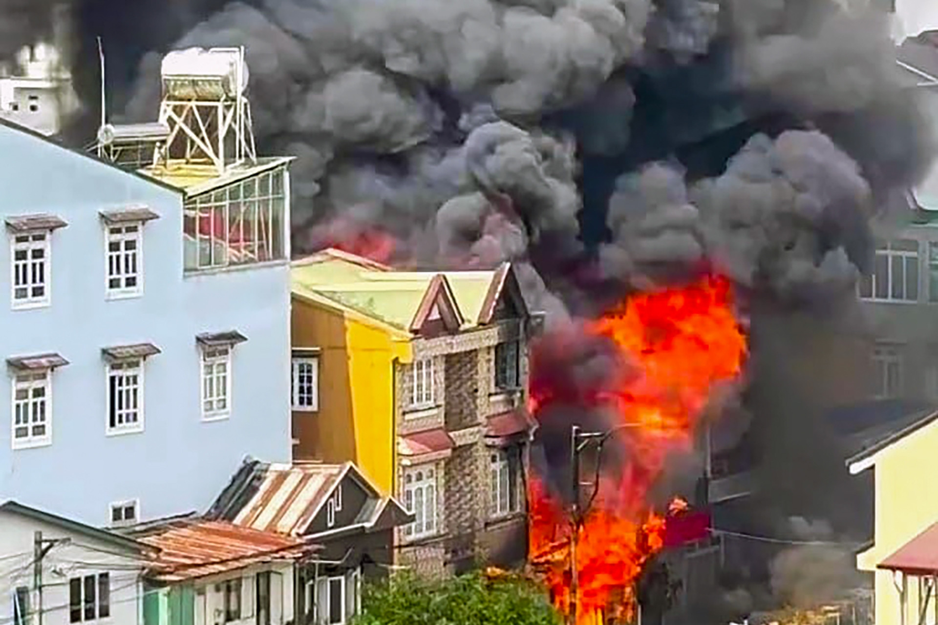 Khói lửa bốc cao hàng chục mét, bao trùm ngôi nhà ở Đà Lạt