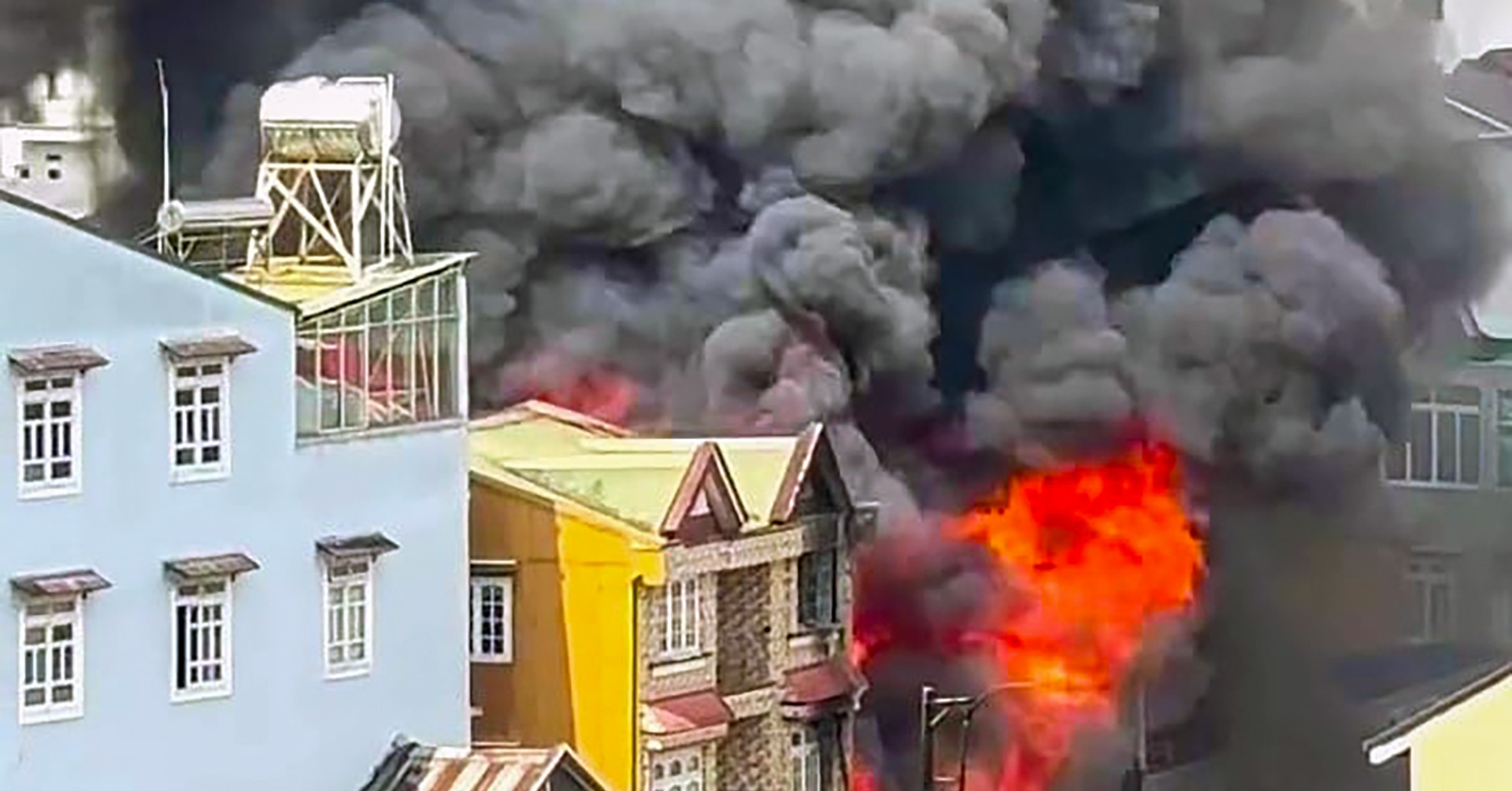 Khói lửa bốc cao hàng chục mét, bao trùm ngôi nhà ở Đà Lạt