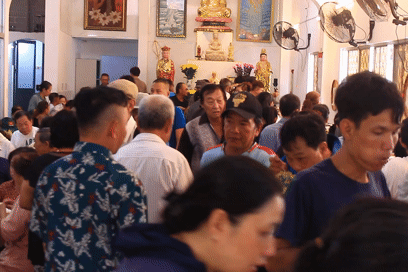 Người dân TPHCM chen chân trải nghiệm quán buffet ‘ăn tùy bụng trả tiền tùy tâm’