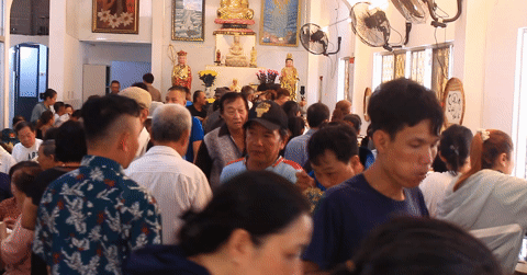 Người dân TP.HCM chen chân trải nghiệm quán buffet 'ăn tùy bụng, trả tiền tùy tâm'