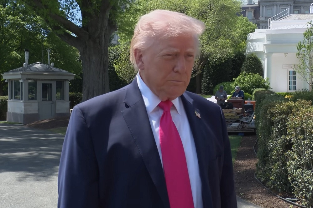 Ông Trump đe dọa phá hủy ‘mọi nhà máy điện và cầu đường’ ở Iran