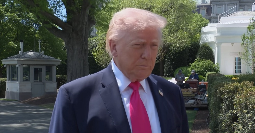 Ông Trump đe dọa phá hủy ‘mọi nhà máy điện và cầu đường’ ở Iran