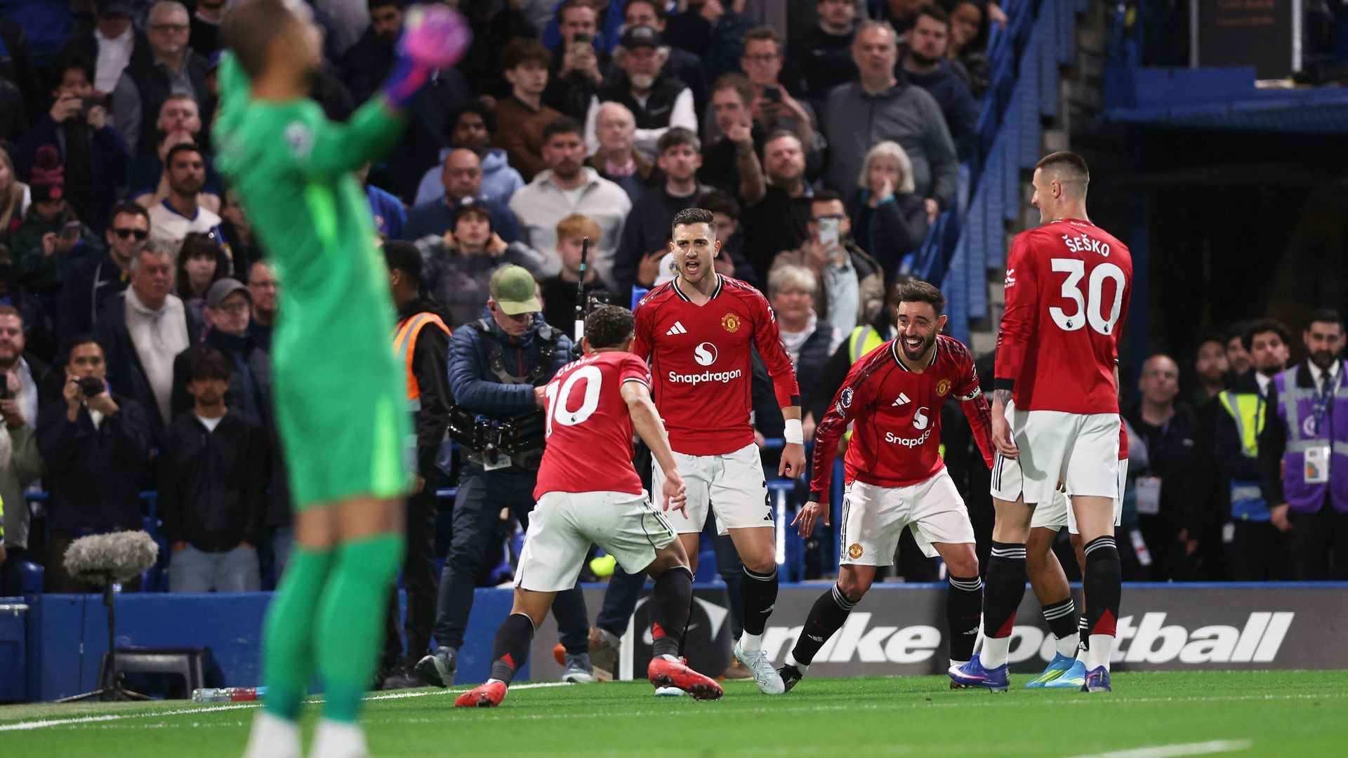 resources_premierleague_pulselive_com 2026 04 18T201949Z_314584582_UP1EM4I1KGZ1H_RTRMADP_3_SOCCER ENGLAND CHE MUN (1).jpg