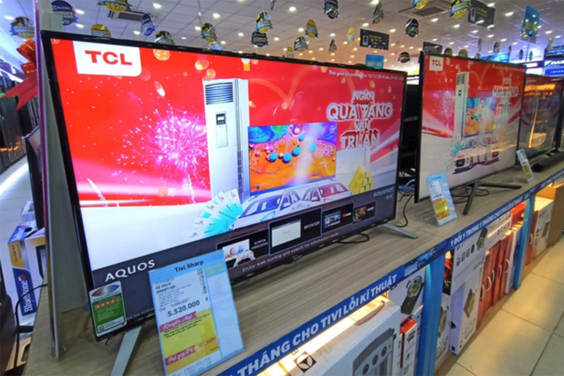 Sự thực về tivi 3 triệu đồng tràn ngập thị trường; giá hàng hóa neo cao dù xăng dầu giảm mạnh