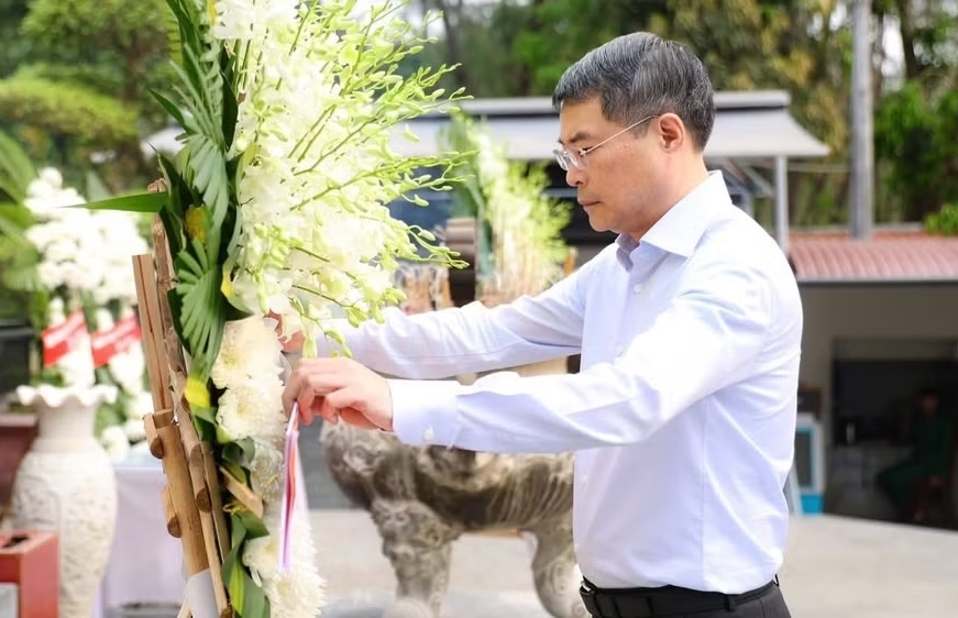 Thủ tướng Lê Minh Hưng dâng hương tại Ngã ba Đồng Lộc