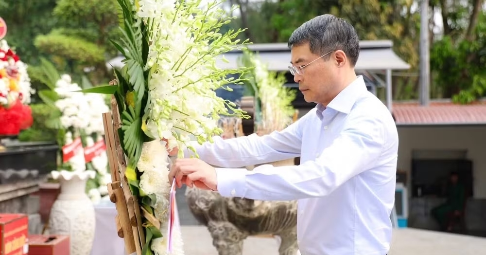 Thủ tướng Lê Minh Hưng dâng hương tại Nga Ba Đồng Lộc