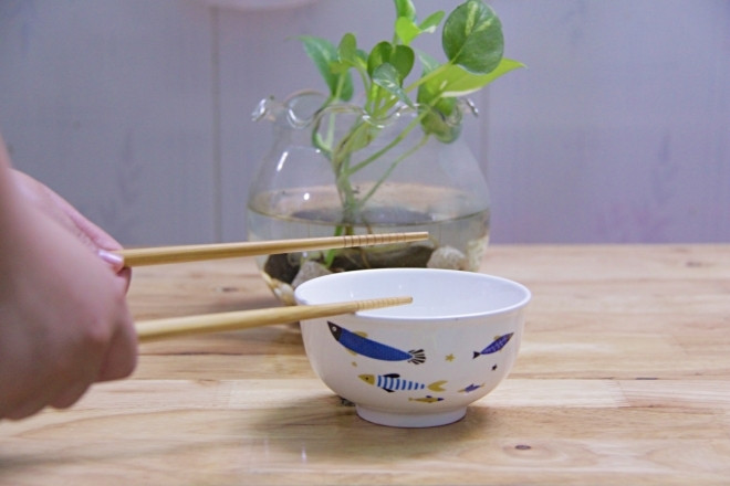 Vì sao người xưa đại kỵ việc gõ bát đũa trong khi ăn cơm?