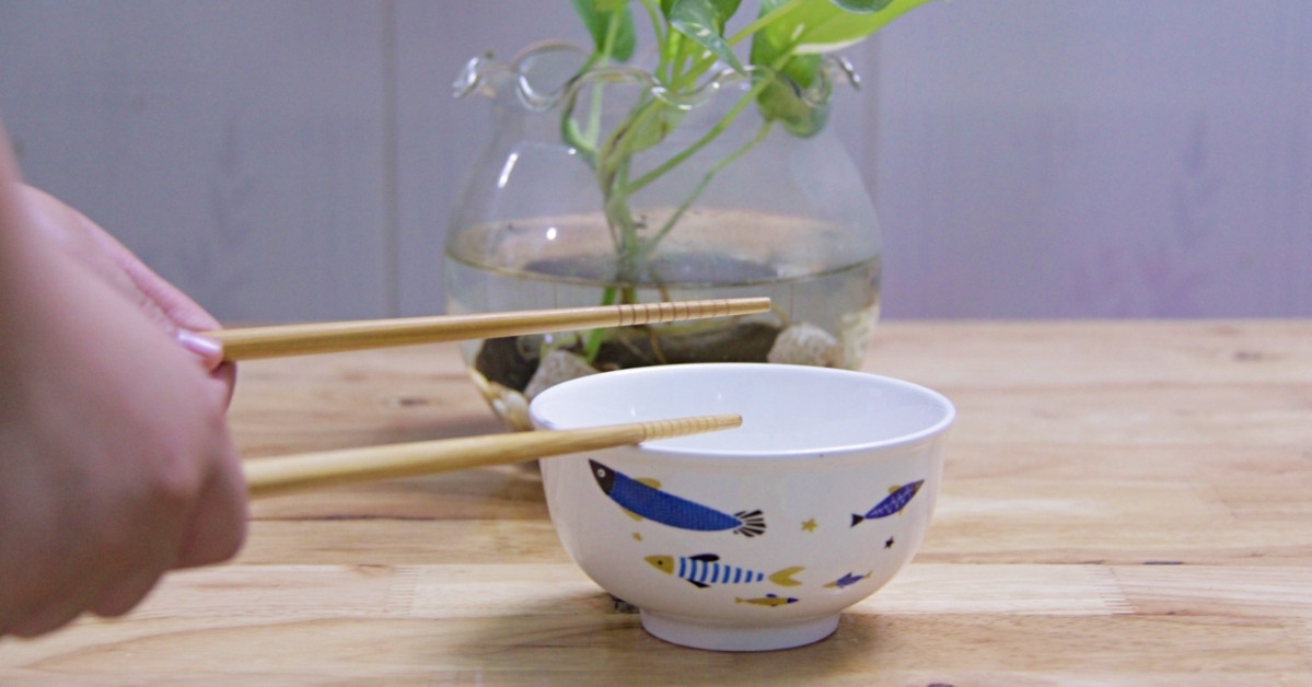 Vì sao người xưa đại kỵ việc gõ bát đũa trong khi ăn cơm?