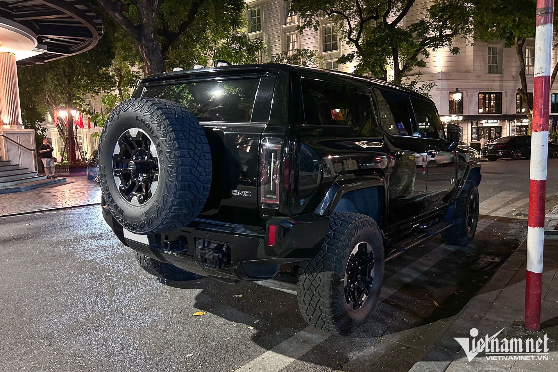 https://static-images.vnncdn.net/vps_images_publish/000001/000003/2026/4/19/w-gmc-hummer-9jpg-942.jpg