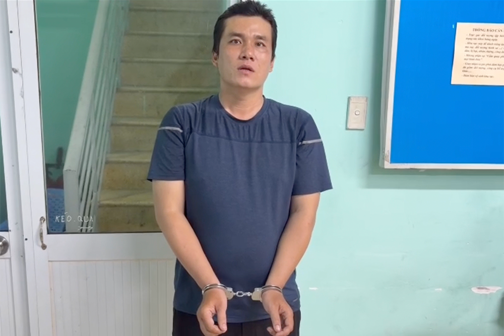 Xử lý tài xế xe ôm công nghệ rút gậy 3 khúc, lao vào đánh người ở TPHCM