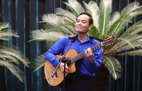 Clip Bí thư Thành ủy TPHCM ôm đàn, hát khi gặp gỡ thanh niên