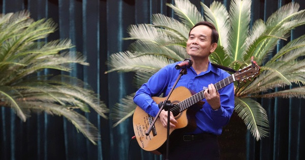 Bí thư Thành ủy TP.HCM ôm đàn hát cùng thanh niên trong buổi gặp gỡ