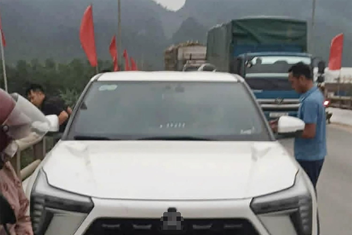 Cô gái nghi để lại ô tô trên cầu rồi mất tích