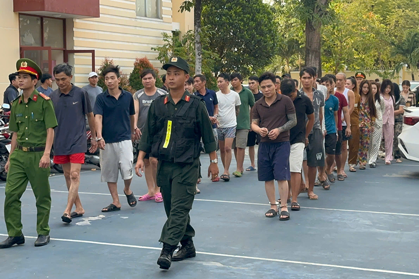 Công an TPHCM triệt phá đường dây ma túy có súng, bắt 26 người