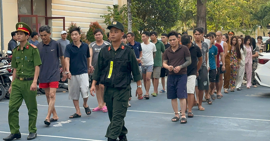 Công an TPHCM triệt phá đường dây ma túy có súng, bắt 26 người