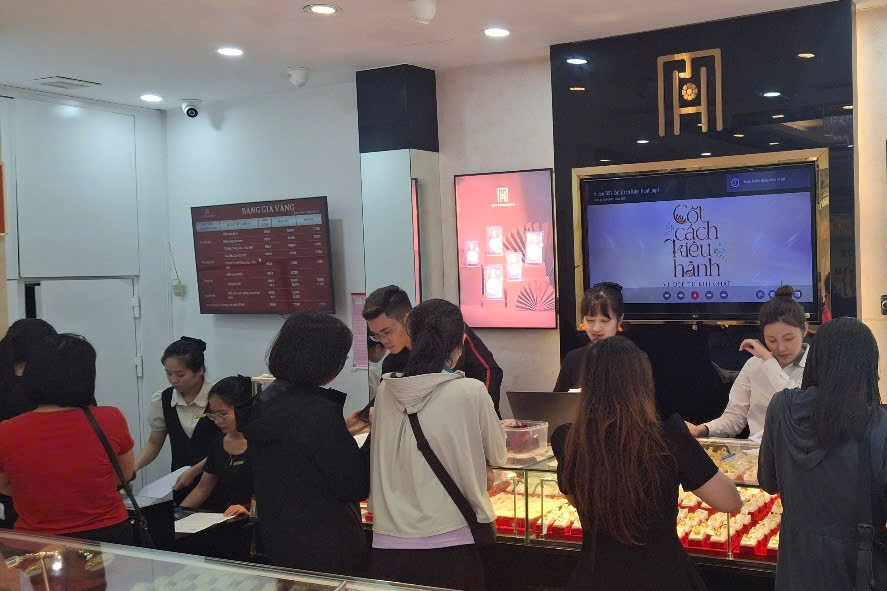 Diễn biến khác thường của giá vàng trong nước, tiệm vàng xuất hiện cảnh lạ lùng