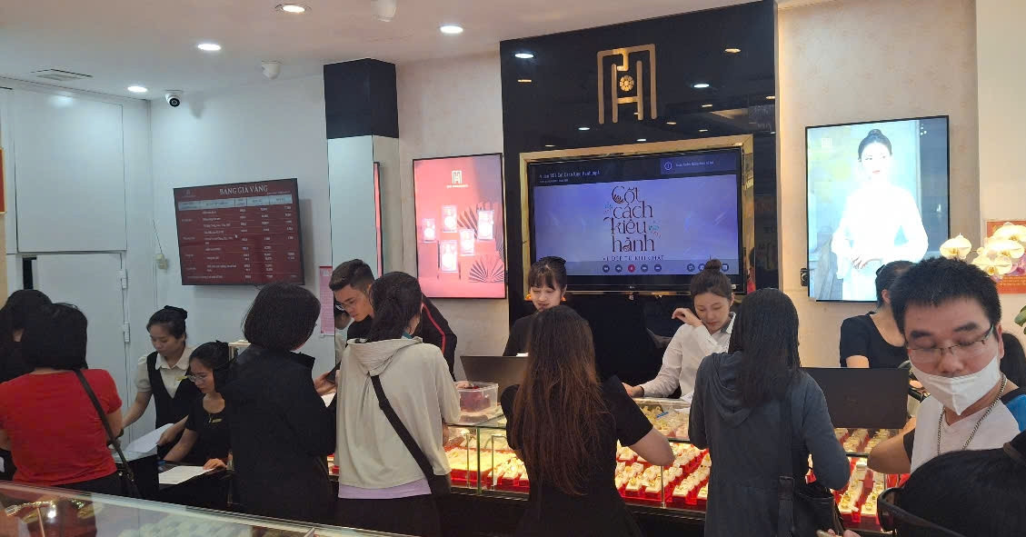 Diễn biến khác thường của giá vàng trong nước, tiệm vàng xuất hiện cảnh lạ lùng