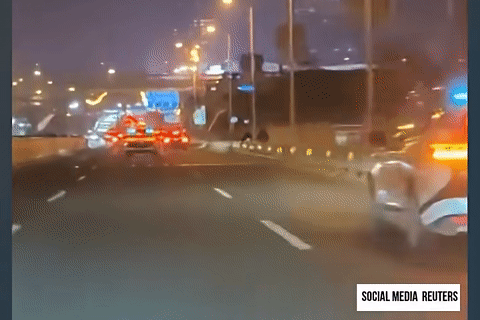 Hơn 100 taxi tự lái 'lăn đùng' tại Trung Quốc, hành khách hoảng loạn tìm đường thoát