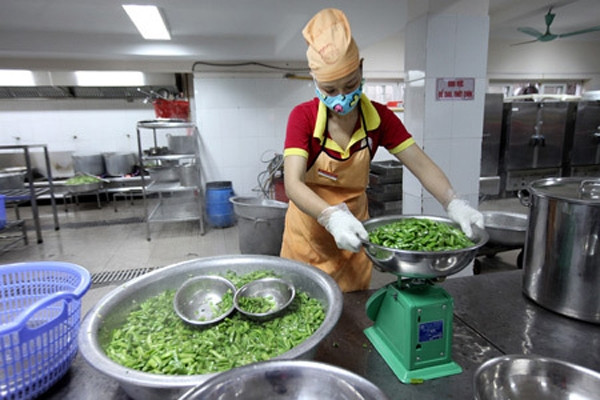 Kiểm tra đột xuất bếp ăn tập thể ở Hà Nội, Ninh Bình sau vụ 300 tấn thịt lợn bệnh