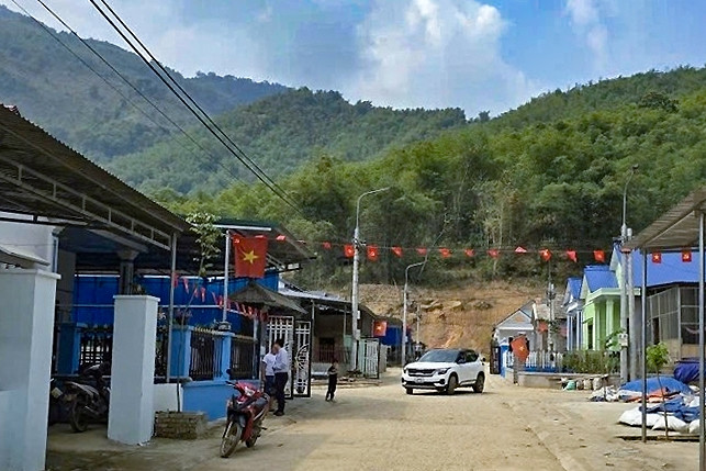 Mòn mỏi chờ tiền hỗ trợ, 36 hộ dân bản Sạy nặng gánh nợ nần sau tái định cư